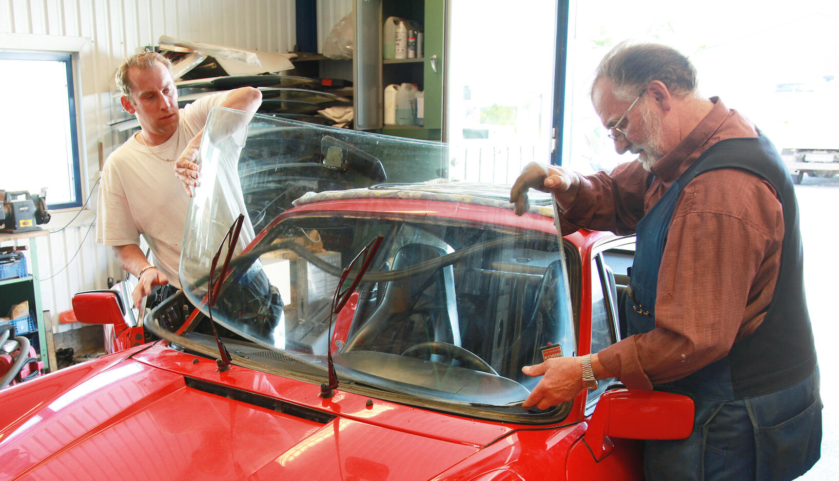 Montering av bilglas.